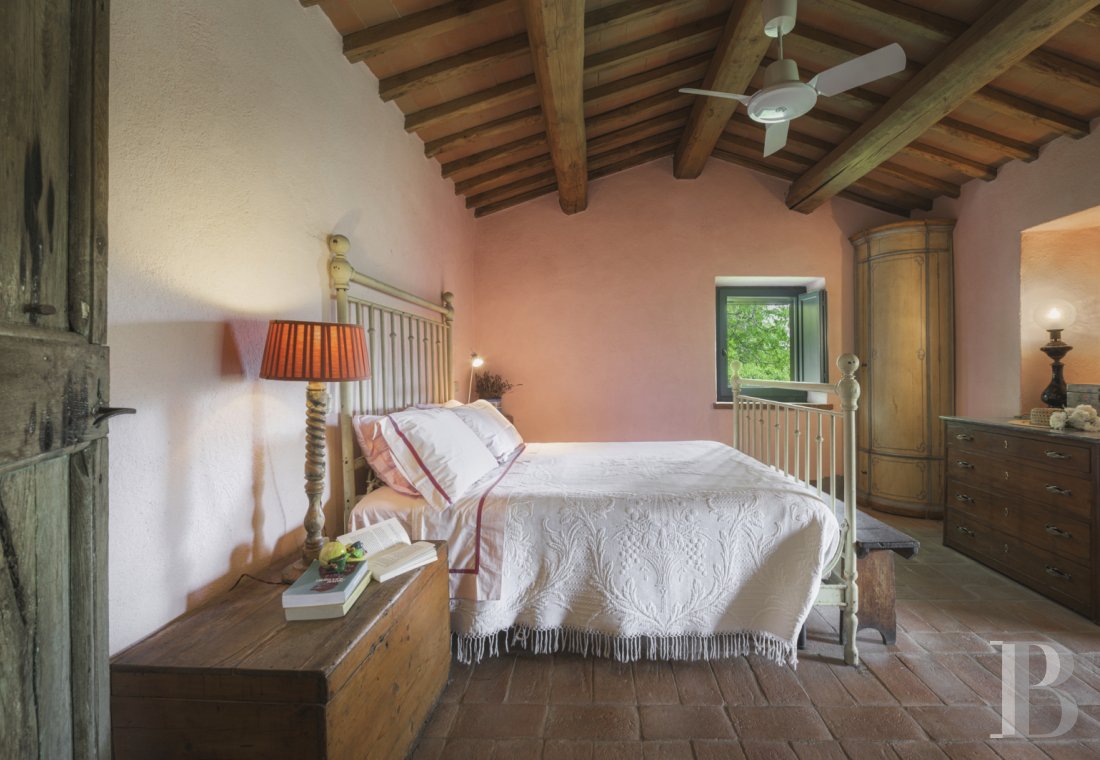 An old olive grove farmhouse restored to its former glory, overlooking the countryside in the Val d'Orcia in Tuscany - photo  n°15